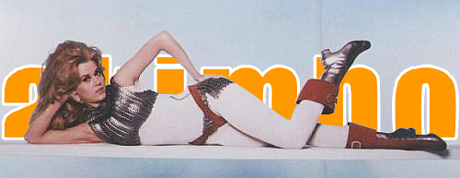 Jane Fonda macht auch im liegend gekreuzten Akimbo die beste Figur