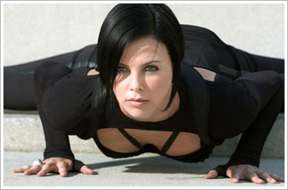 Charlize Theron soll in Aeon Flux ausgesprochen fit und kampfgeschult auftreten