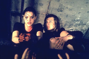 Michelle Rodriguez und Milla Jovovich mischen Zombies akimbom&auml;&szlig;ig auf