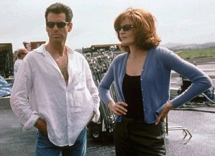 Rene Russo und Pierce Brosnan im Hinter den Kulissen Akimbo