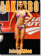 Jelena Abbou posiert im Mezzo-Akimbo über ihrer Trophäe